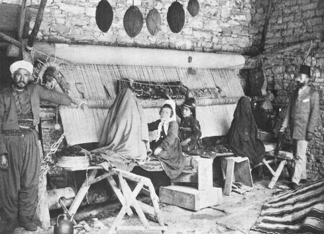 Turkish_loom_and_weavers